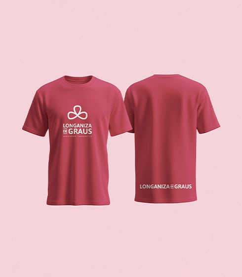 Camisa deportiva rosa con logo de la Longaniza de Graus, diseñada para eventos solidarios y promociones, estilo casual y cómodo para apoyar la causa.